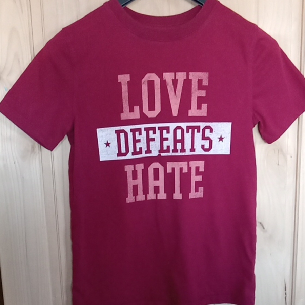 Kids Love Defeats Hate T-Shirt - Red